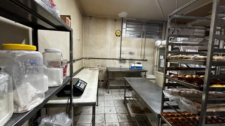 Padaria é interditada em Campo Grande por irregularidades sanitárias e risco à saúde pública. Responsável preso por crime contra as relações de consumo