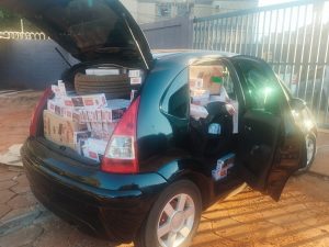 Polícia Civil apreende veículo furtado na MS-060, encontrando mercadorias contrabandeadas, como cigarros paraguaios e óculos.