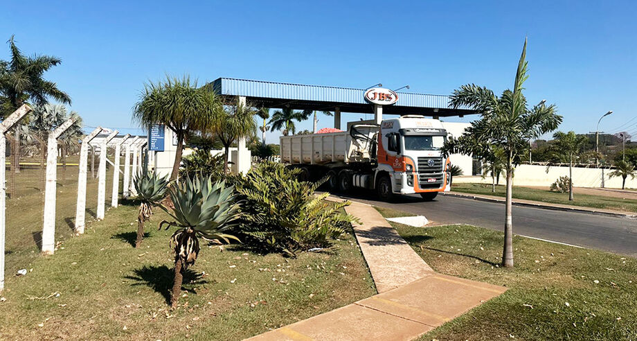 O cheiro forte da JBS em Campo Grande continua a afetar quem mora por perto! Apesar de ações da empresa e do MP, o incômodo persiste