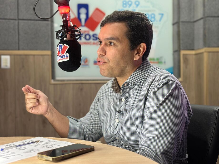 O deputado federal Beto Pereira em entrevista ao programa Giro Estadual de Notícias, transmitido pelas rádios do Grupo Feitosa de Comunicação e pelas redes sociais do jornal A Crítica.