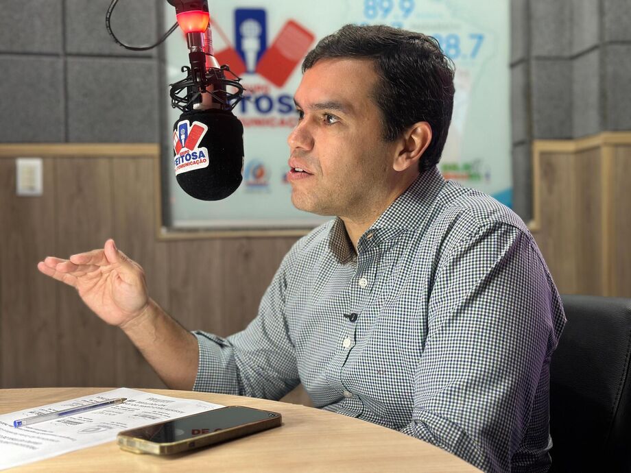 O deputado federal Beto Pereira durante entrevista ao programa Giro Estadual de Notícias, transmitido pelas rádios do Grupo Feitosa de Comunicação e pelas redes sociais do jornal A Crítica
