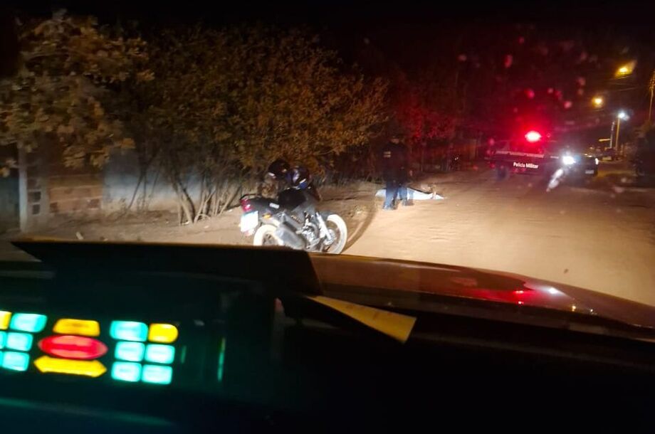 Polícia prende sete por morte ligada a facção em Coxim e investiga conexões com outros crimes na região.