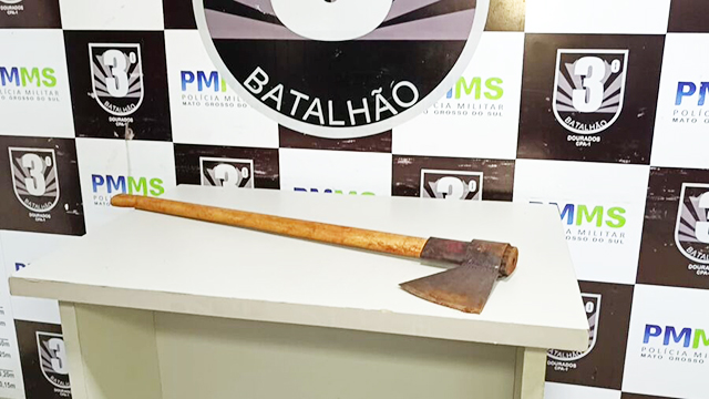 Jovem mata padrasto a machadadas para defender mãe de agressão em Dourados e diz não se arrepender.