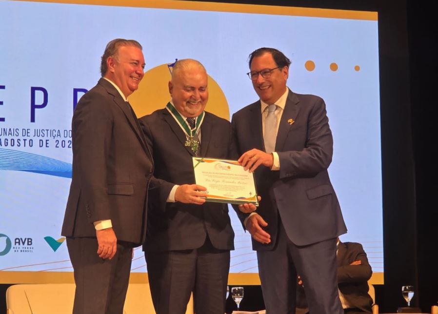 O Desembargador Sérgio Fernandes Martins recebeu a Medalha de Honra do Consepre em reconhecimento à sua contribuição ao Judiciário estadual, durante solenidade em São Luís.