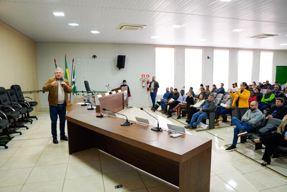 Cidades de MS ganham apoio técnico e gratuito da AGEMS para cuidar das árvores e evitar problemas com os fios de energia elétrica.