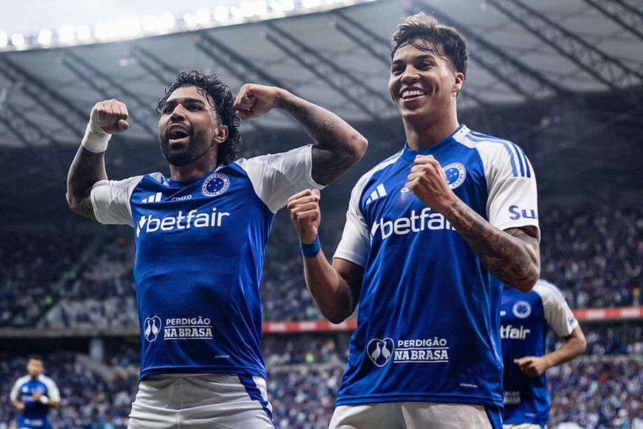 Gabigol e Kaio Jorge celebram gol do Cruzeiro contra o Juventude.