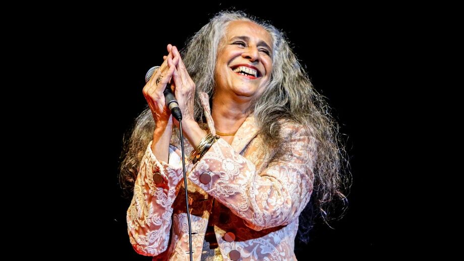 Maria Bethânia em 2017, no Show de Verão da Mangueira, em São Paulo.