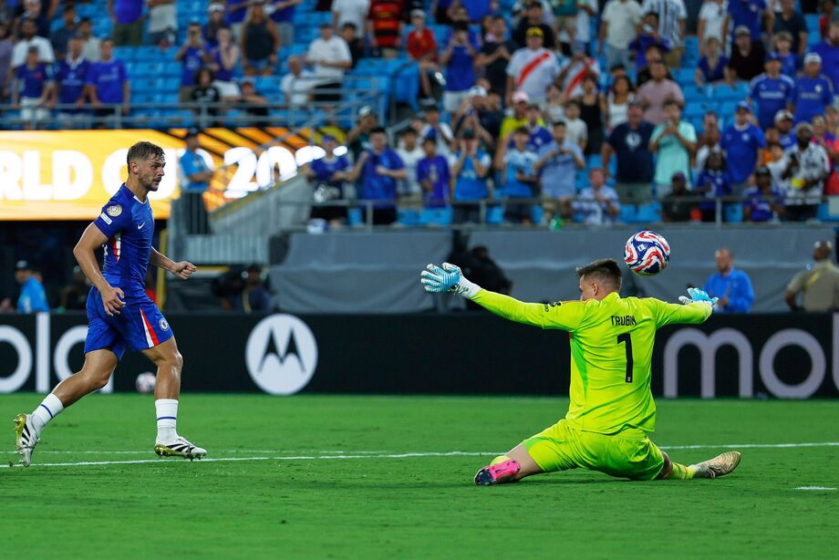Kiernan Dewsbury-Hall marcou o quarto gol do Chelsea sobre o Benfica nas quartas de final.