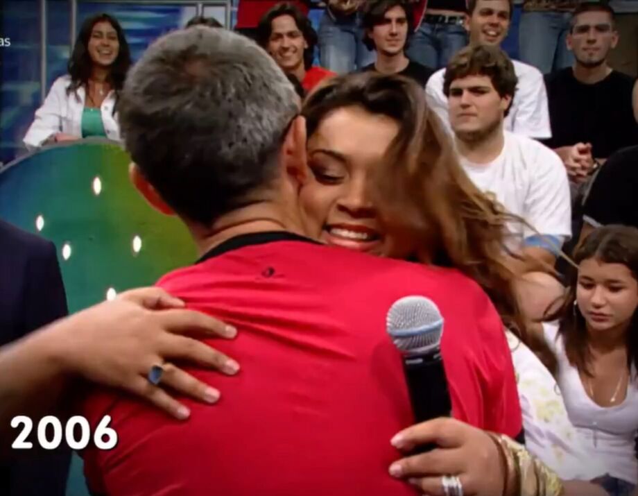 Serginho Groisman abraça Preta Gil em programa de 2006; vídeo foi exibido durante homenagem à cantora no 'Altas Horas' de 26 de julho de 2025
