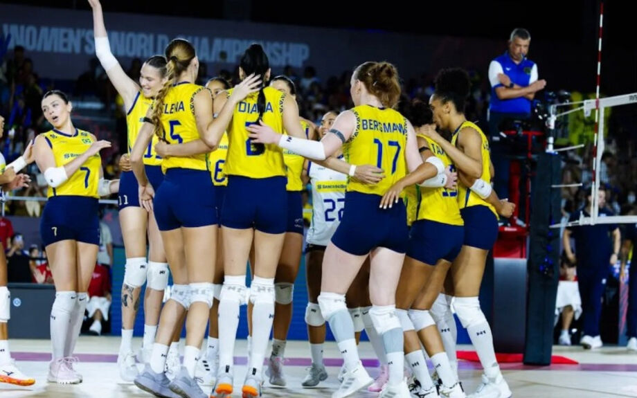 Seleção feminina reage após perder os dois primeiros sets e confirma liderança do grupo; atleta de MS marca pontos na vitória.