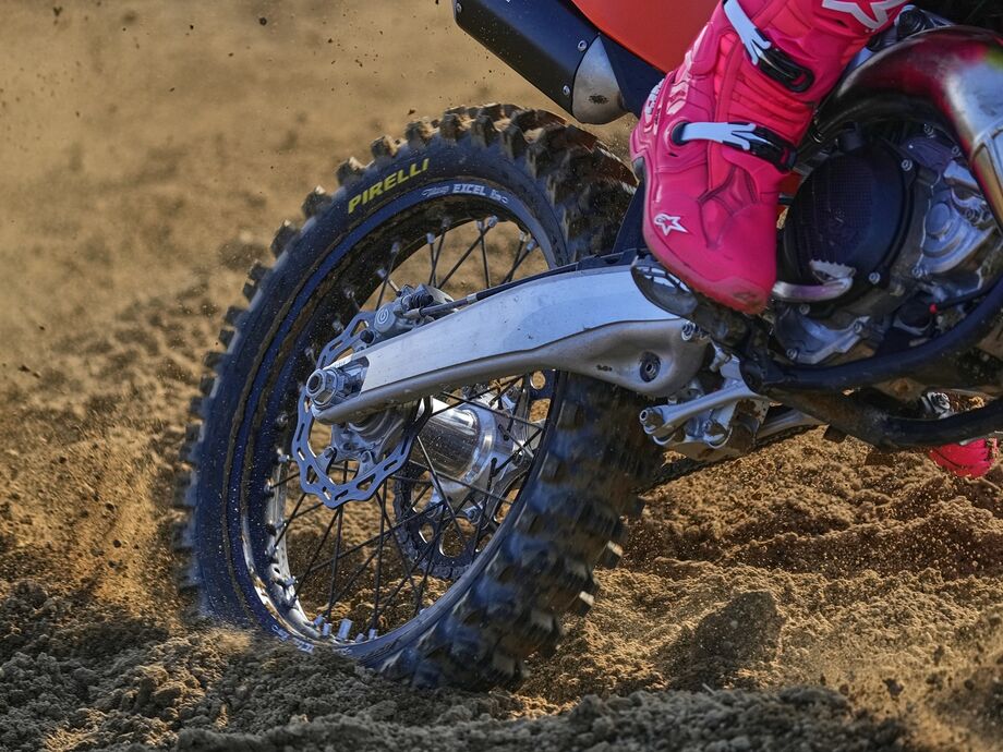 Pirelli estreia pneu Scorpion MX32 MID SOFT no brasileiro de Motocross 2025 em Brumadinho