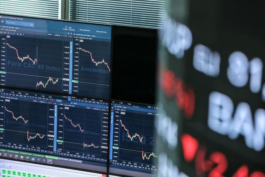 Bolsas de Nova York caem em dia volátil com atenção à inflação e cenário geopolítico