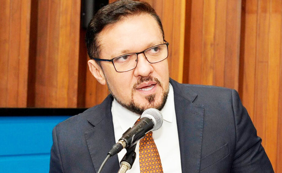 Deputado Lucas de Lima lidera projetos para combater maus-tratos a animais.