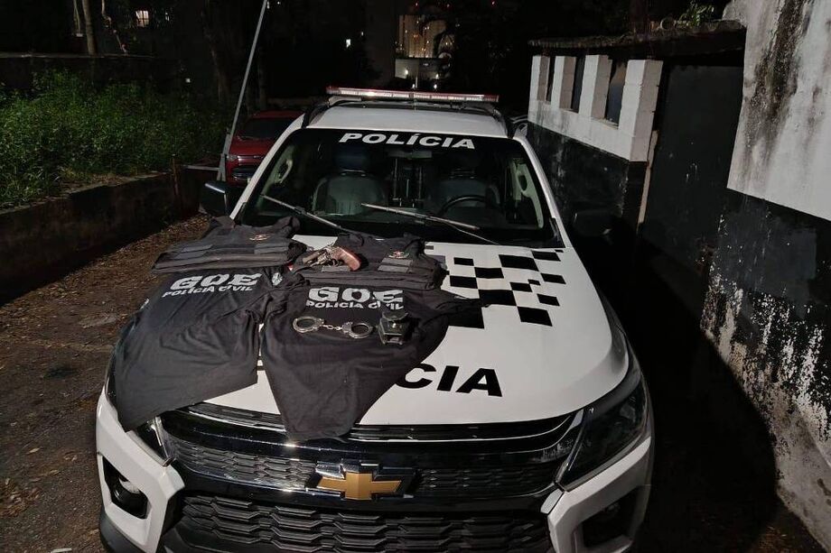 Policiais militares apreenderem dois coletes, camisetas, arma e algema