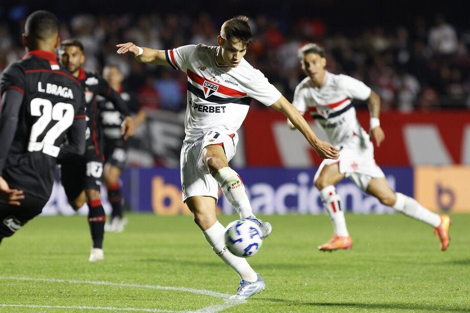 São Paulo derrota Vitória por 2 a 0 no MorumBis e chega ao 5º triunfo seguido no Brasileiro