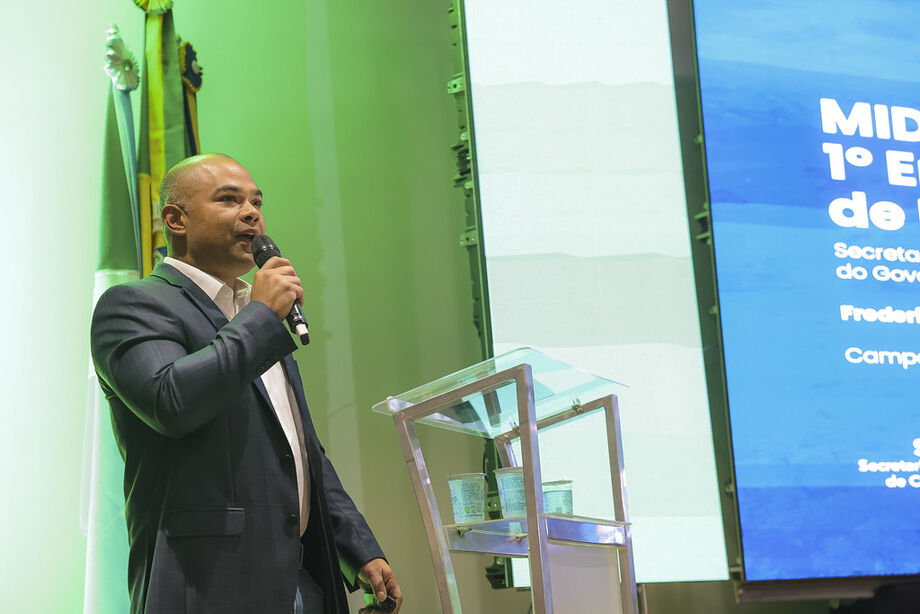 Frederico Souza, secretário-executivo de Comunicação de Mato Grosso do Sul, apresenta pesquisa inédita sobre hábitos de consumo de mídia no interior durante o 1º Encontro Regional de Rádio e TV, promovido pela Midiacom MS, em Dourados.