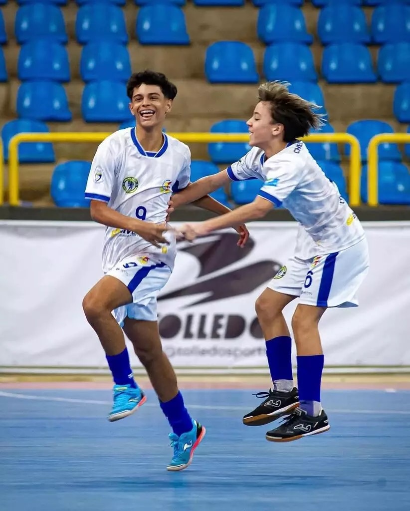 Atletas do Chelsea Brasil MS comemoram gol na Taça Brasil Sub-13 em Goiânia