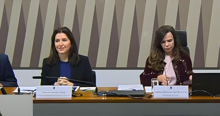 A ministra do Planejamento e Orçamento, Simone Tebet, ao lado da senadora Professora Dorinha Seabra, durante audiência pública no Senado sobre desenvolvimento regional e turismo.