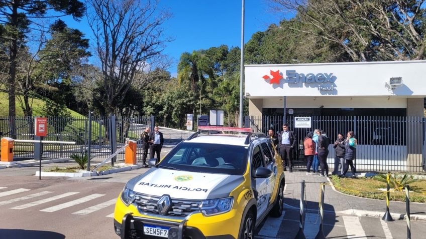 Equipes do Corpo de Bombeiros e do Bope atuam nas buscas por desaparecidos após explosão em fábrica de explosivos em Quatro Barras (PR)