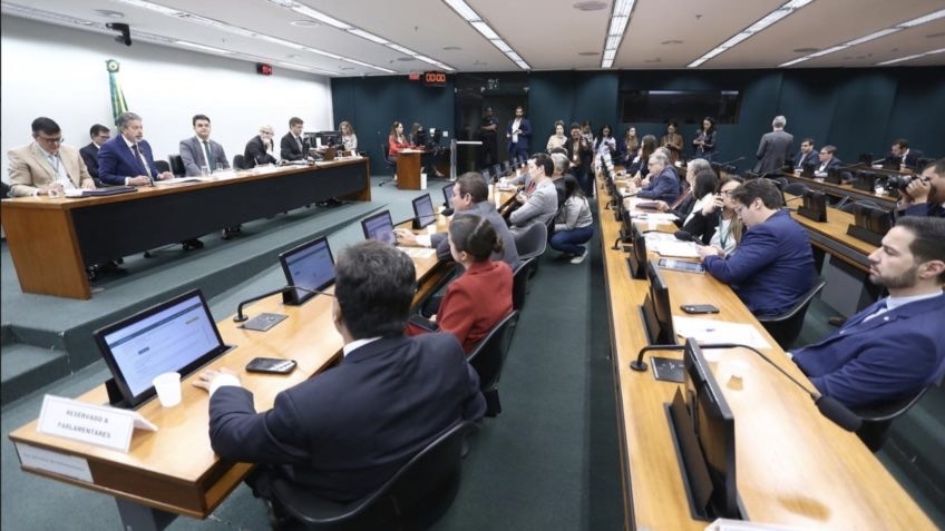 Presidentes e líderes partidários da Câmara articulam medidas contra a adultização de crianças no ambiente digital.