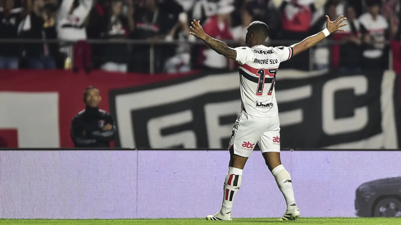 André Silva comemora gol do São Paulo sobre o Atlético Nacional no Morumbis