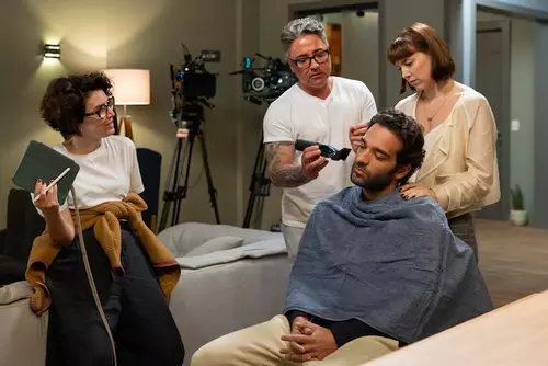 Afonso raspa o cabelo em 'Vale Tudo'; cena já marcou outro folhetim da Globo