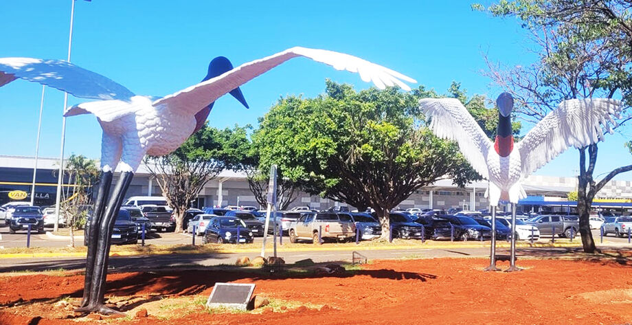 A revitalização do Monumento dos Tuiuiús será entregue no dia 19 de agosto, restaurando três esculturas icônicas que representam a fauna do Pantanal.