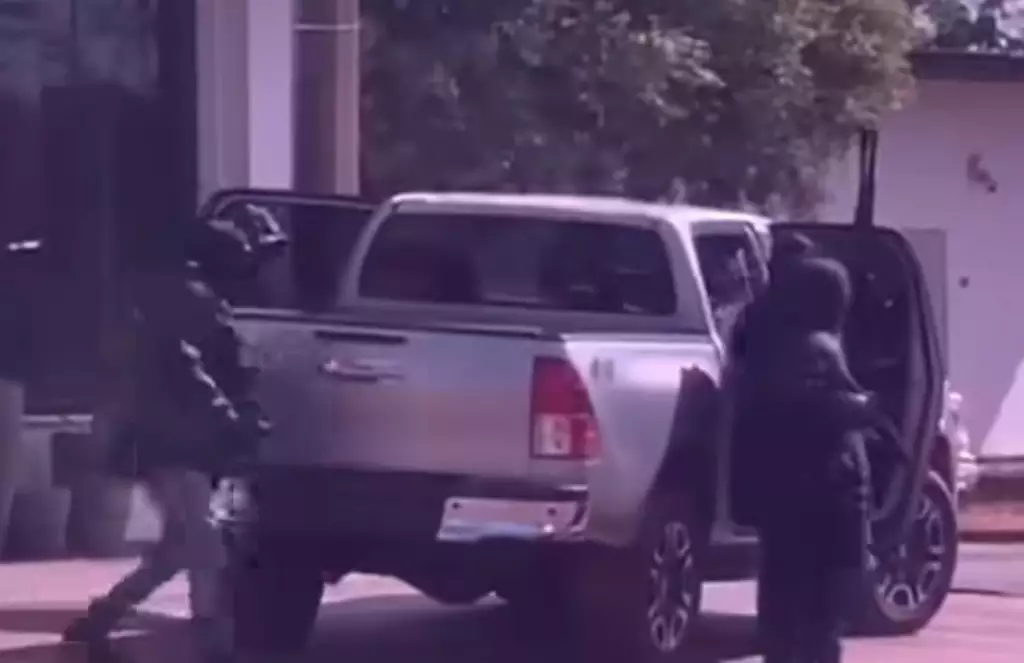 Homens fortemente armados invadindo agência bancaria