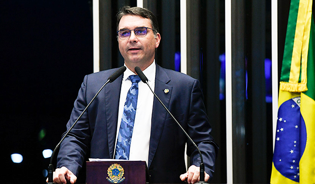 A postagem de Flávio Bolsonaro nas redes sociais gerou a prisão domiciliar de Jair Bolsonaro e acirrou a polarização política, com reações internas no PL e críticas internacionais, especialmente dos Estados Unidos.