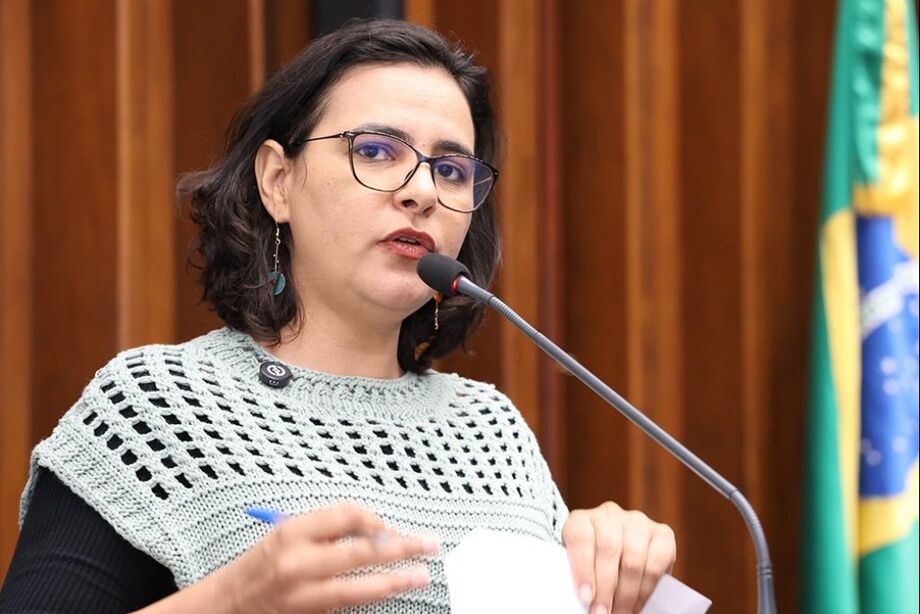 Gleice Jane homenageia os 20 anos da UFGD, destacando sua contribuição para a educação, democracia e inclusão em Mato Grosso do Sul