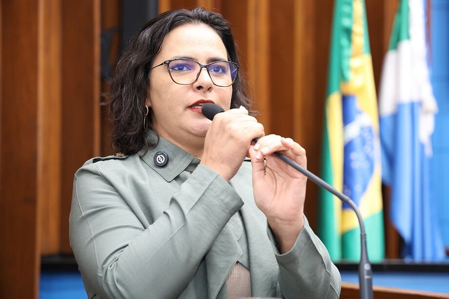 Gleice também lembrou que a luta por igualdade avança lentamente, e que conquistas como a igualdade salarial entre homens e mulheres