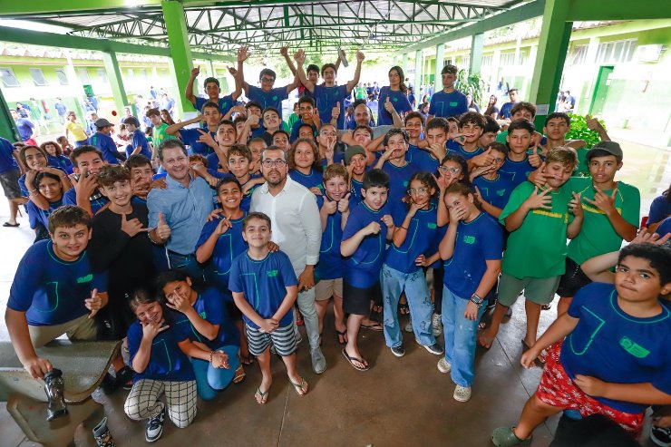 Renato Câmara com alunos em visita a Escola Estadual Ministro João Paulo Reis Veloso, em Dourados