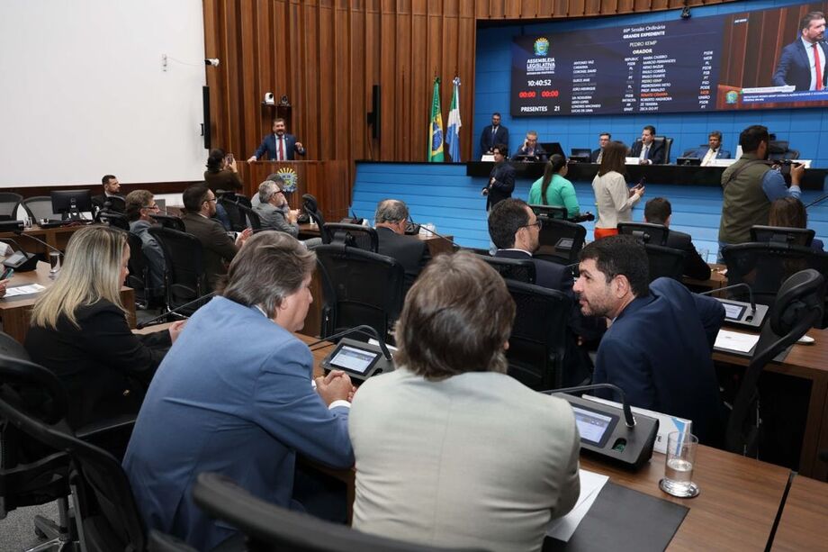 Deputados estaduais analisam e votam os projetos durante a sessão plenária da Assembleia Legislativa