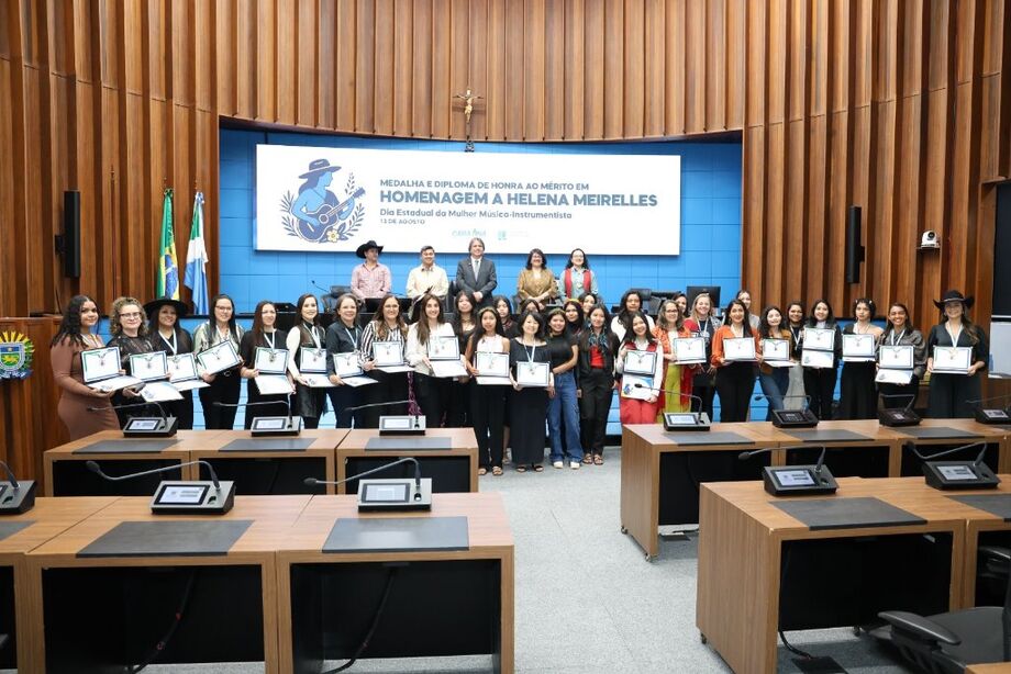 Mulheres receberam Medalha e Diploma de Honra ao Mérito em homenagem à dedicação musical.