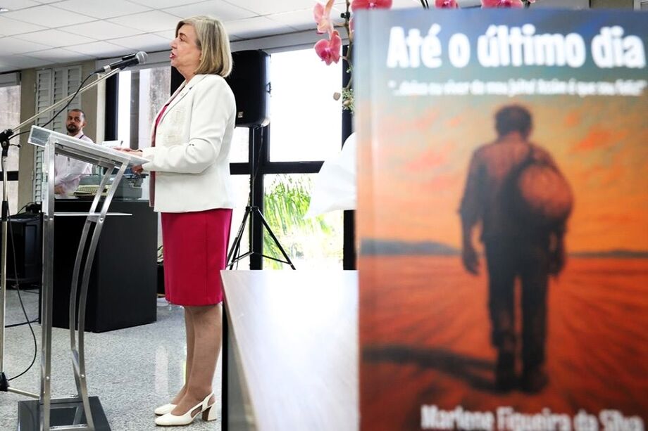 Conforme a autora, embora os personagens sejam fictícios, a narrativa nasce de uma história real