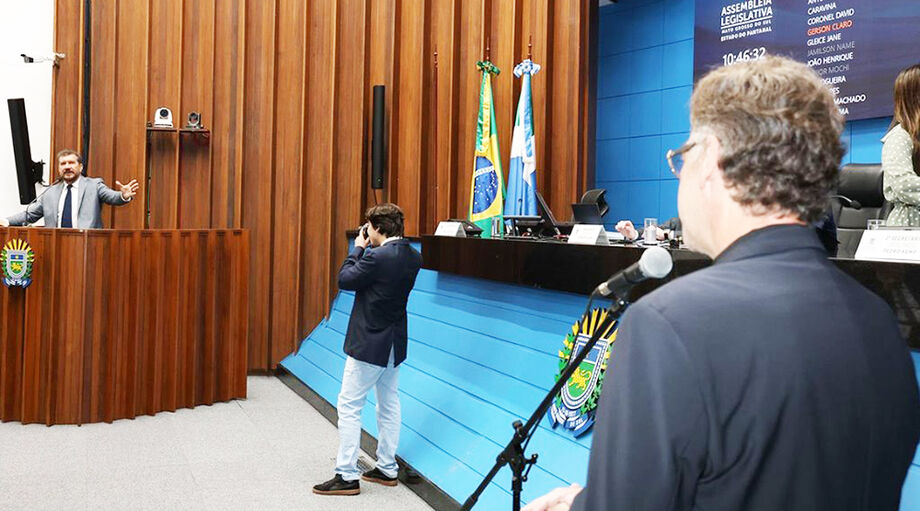 Neno Razuk (no microfone) questionou Moraes e a Justiça. Pedro Kemp (na tribuna) rebateu que o ex-juiz Sérgio Moro fez e desfez e ninguém falou nada