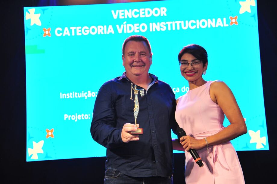 O diretor da Secretaria de Comunicação do TJ-MS, Carlos Kuntzel, recebe o troféu de 1º lugar na categoria Vídeo Institucional durante o 23º Prêmio Nacional de Comunicação & Justiça, em São Luís (MA).