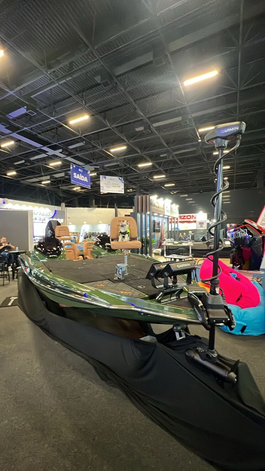 Modelo voltado à pesca esportiva combina tecnologia de navegação e amplo espaço a bordo