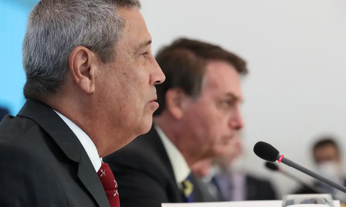 Polícia Federal aponta descumprimento de medida cautelar por Braga Netto em investigação sobre golpe.