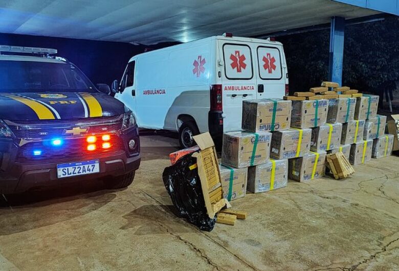 Tanto o veículo quanto a droga foram encaminhados à Delegacia da Polícia Civil em Água Clara para investigação