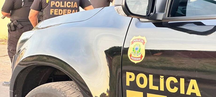 A Polícia Federal cumpre mandado de busca e apreensão em Dourados como parte da operação Antes Tarde do que Nunca, que investiga fraudes no auxílio emergencial.