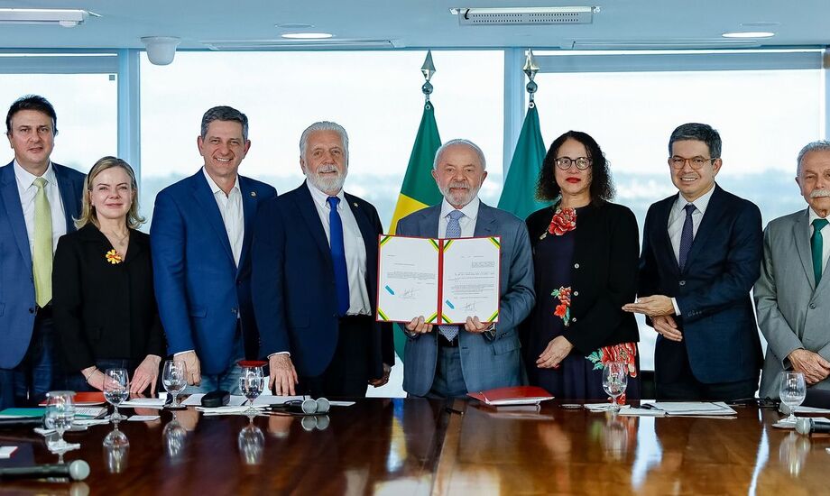 Lula sanciona lei que libera R$ 22 bilhões do FNDCT para impulsionar ciência e inovação no Brasil