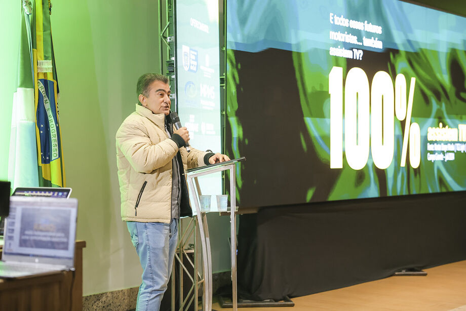 Marçal Filho discursa durante o 1º Encontro Regional de Rádio e TV, realizado em Dourados (MS)