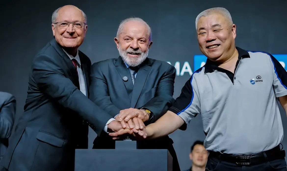 Lula elogia China e critica EUA em inauguração de fábrica de carros elétricos em SP.
