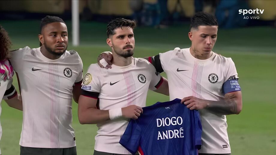 Pedro Neto e Enzo Fernández seguram camisa com nome de Diogo e André em forma de homenagem