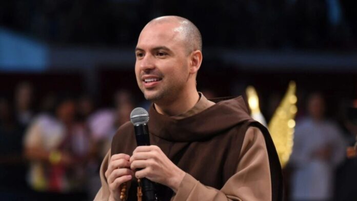 O religioso e cantor Frei Gilson se apresentará em um show especial no mês de dezembro