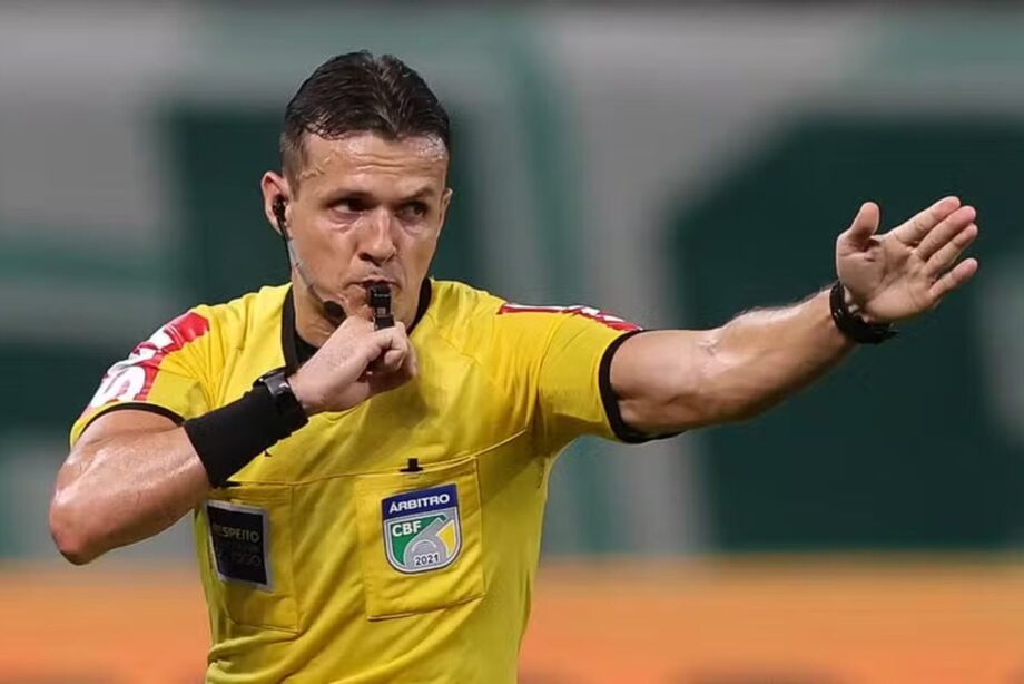 O árbitro Caio Max Augusto Vieira é acusado de tecer comentários contra o Corinthians.