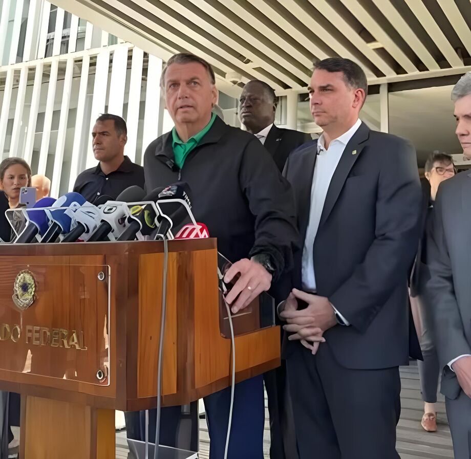 Jair Bolsonaro, ex-presidente da República, e Flávio Bolsonaro (PL-RJ), senador