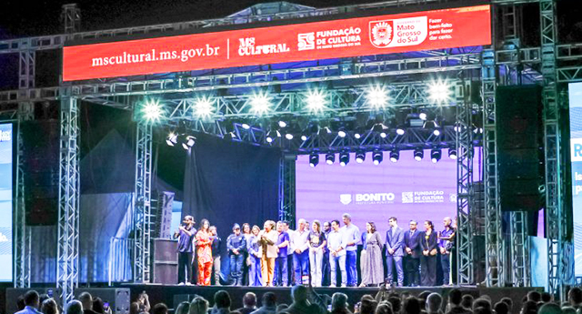 Abertura do Festival de Inverno de Bonito 2025 contou com cortejo, flashmob e a presença da ministra Margareth Menezes.