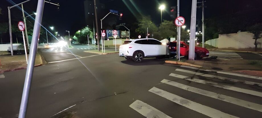 Motorista avança sinal vermelho e provoca acidente na Av. Mato Grosso